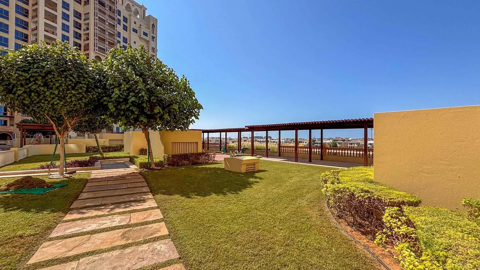 Frank Porter - Marina Residence 3, Palm Jumeirah Dubai United Arab Emirates