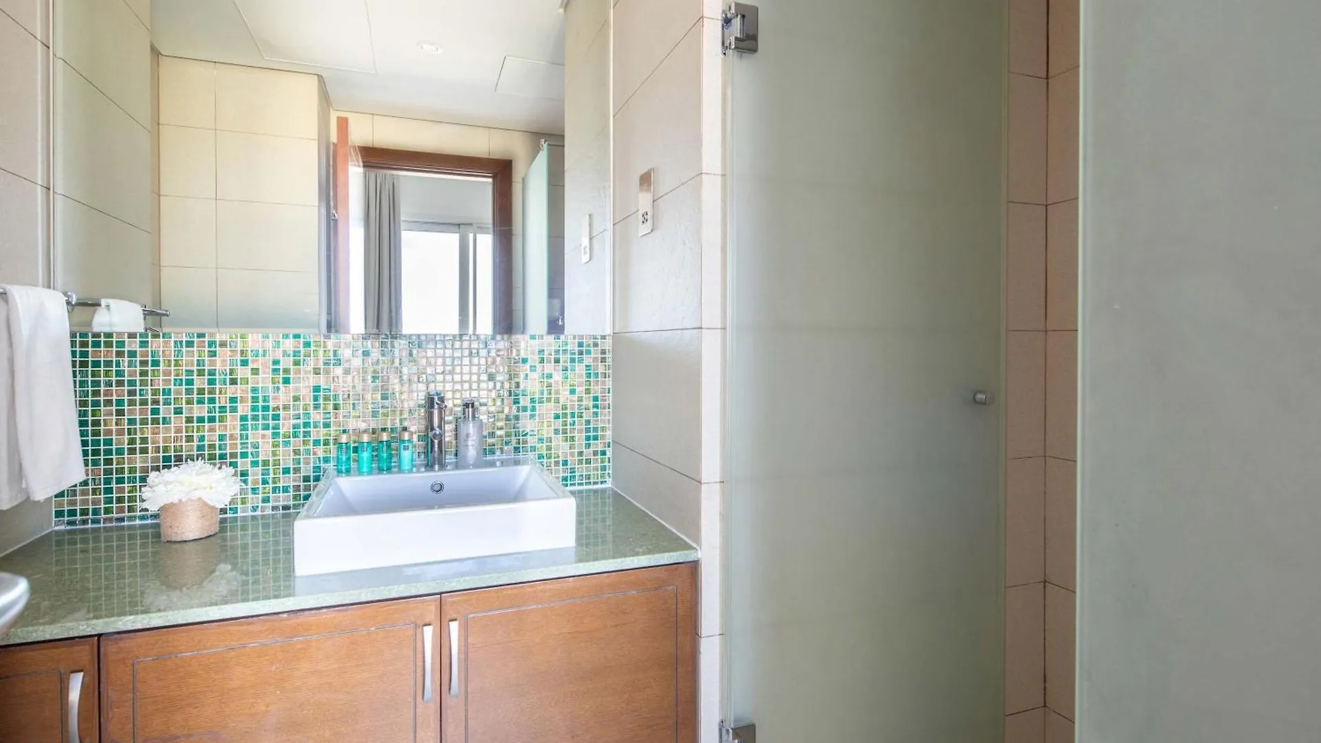 Frank Porter - Marina Residence 3, Palm Jumeirah Dubai United Arab Emirates