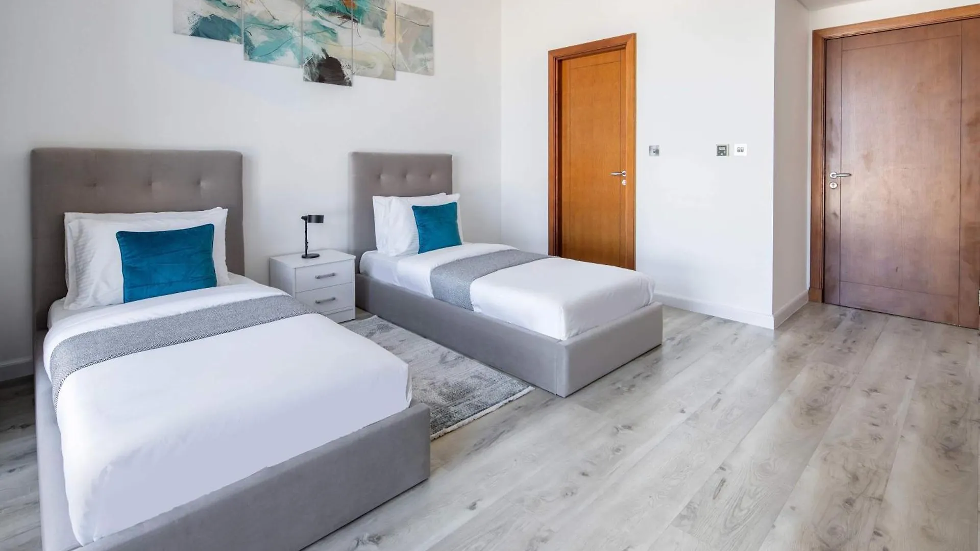 Frank Porter - Marina Residence 3, Palm Jumeirah Dubai Apartment