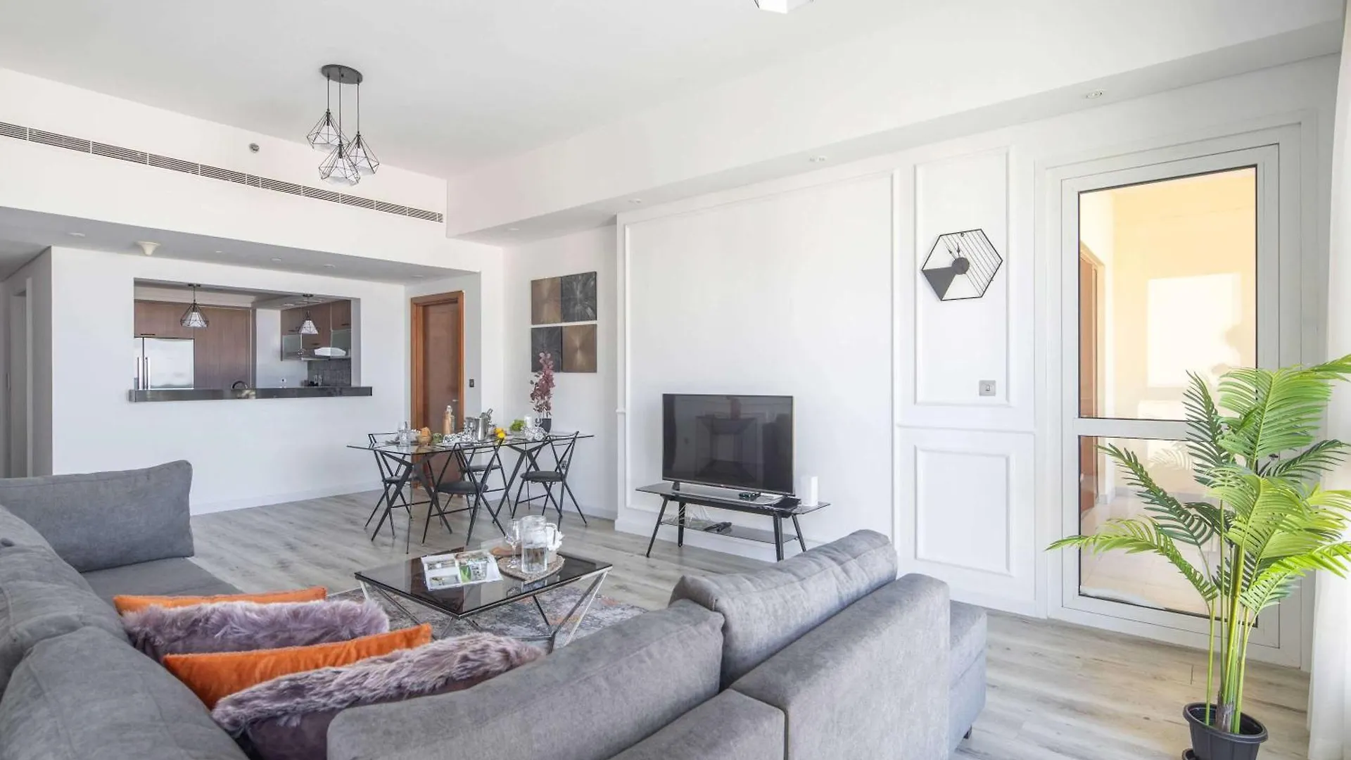 Frank Porter - Marina Residence 3, Palm Jumeirah Dubai