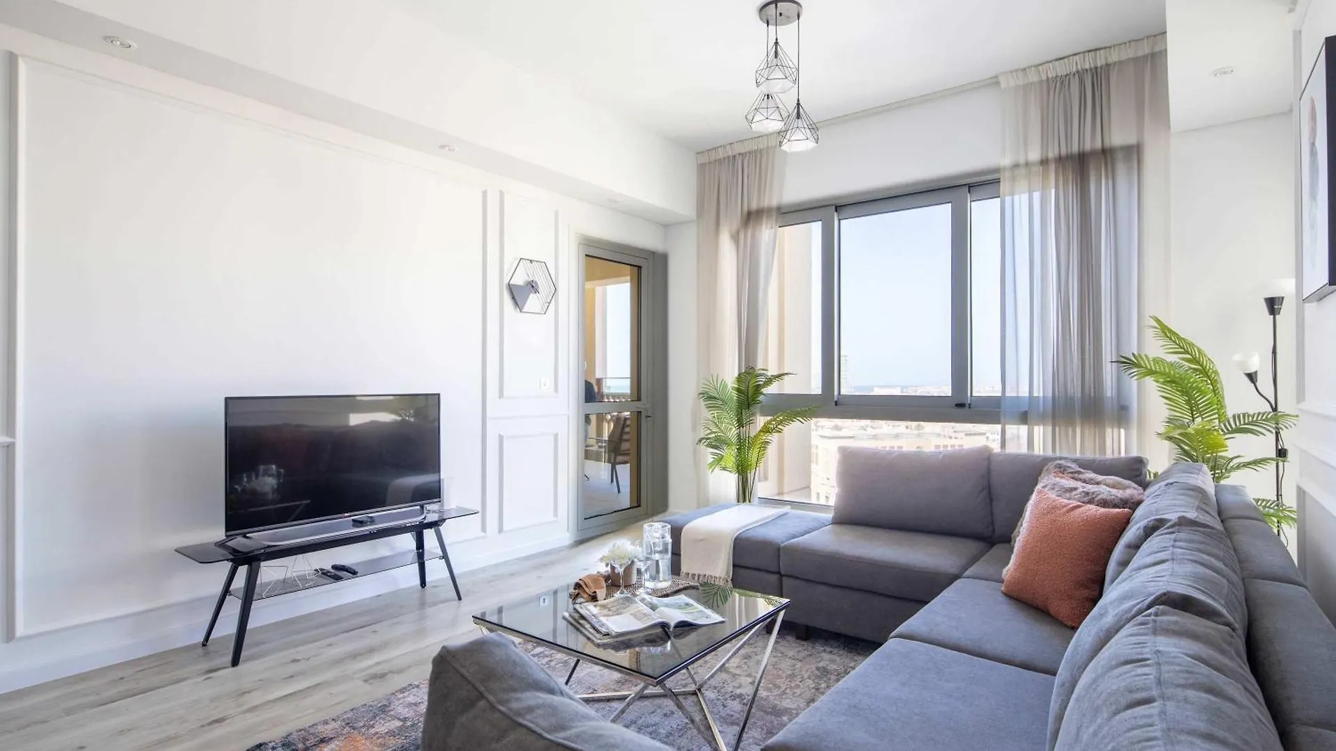 Frank Porter - Marina Residence 3, Palm Jumeirah Dubai Apartment
